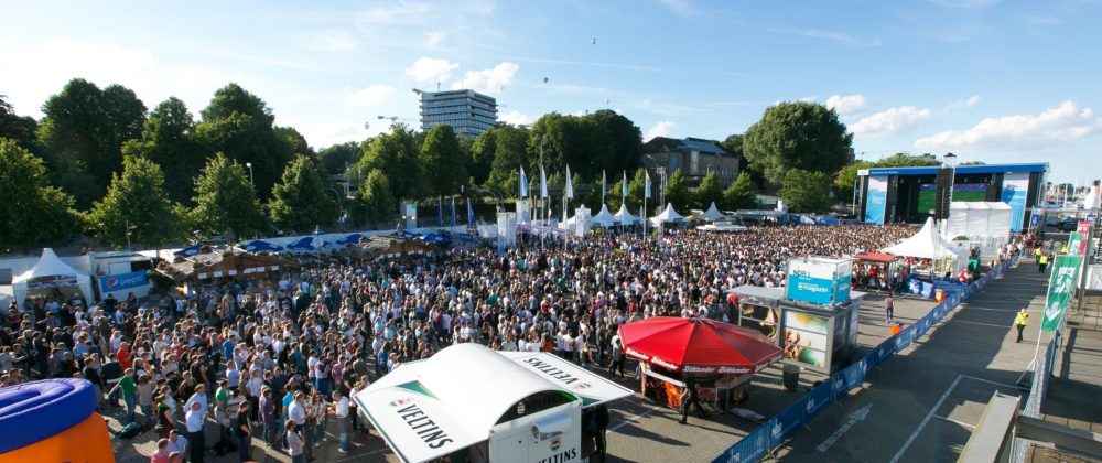 Public Viewing des EM Fußballspiels Deutschland-Nordirland auf der NDR Bühne zur Kieler Woche 2016