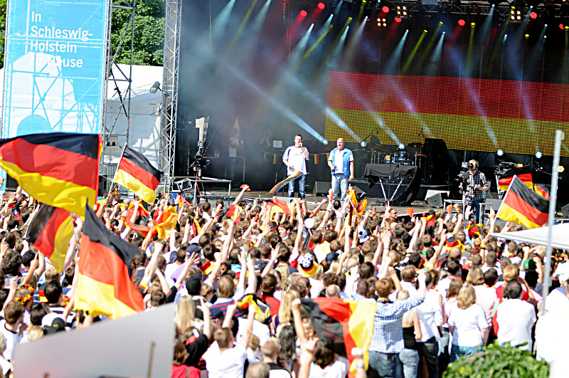 Die Fankurve des Nordens am Ostseekai: Der NDR holt die UEFA EURO 2012™ auf die Kieler Woche